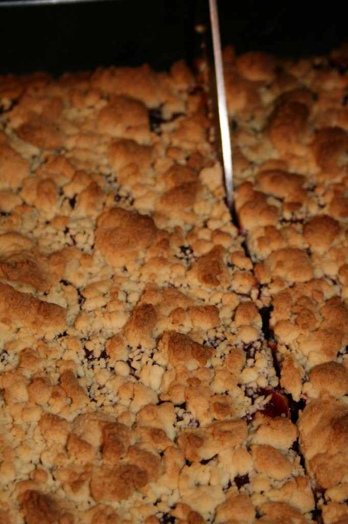 Cutting the Kirsch-Streuselkuchen