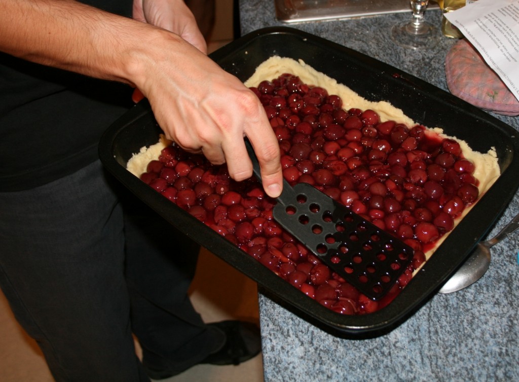 Help yourseful with a palette knife or a spoon