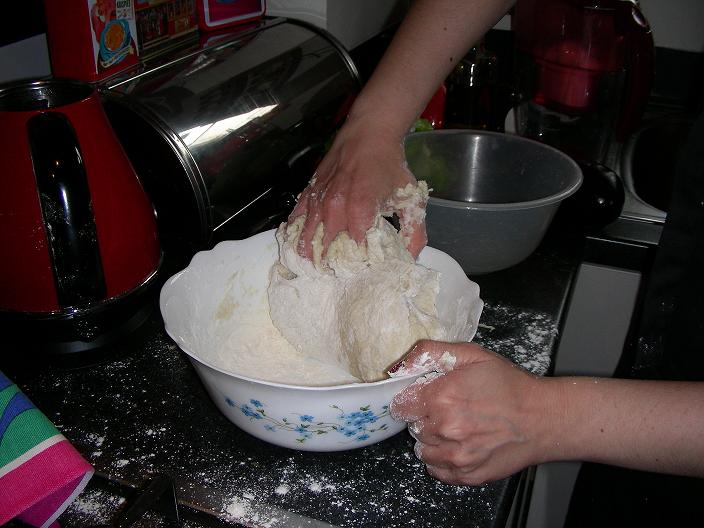 Paola con le mani in pasta