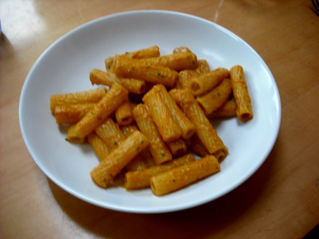 Rigatoni al pesto di peperoni
